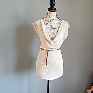 BEAUTIFUL KNIT SWEATER TOP. CREAM COLOR. BELT INCLUDED. WOMEN'S SIZE MEDIUM